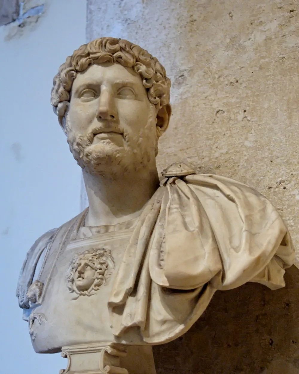 파일:external/upload.wikimedia.org/Bust_Hadrian_Musei_Capitolini_MC817.jpg