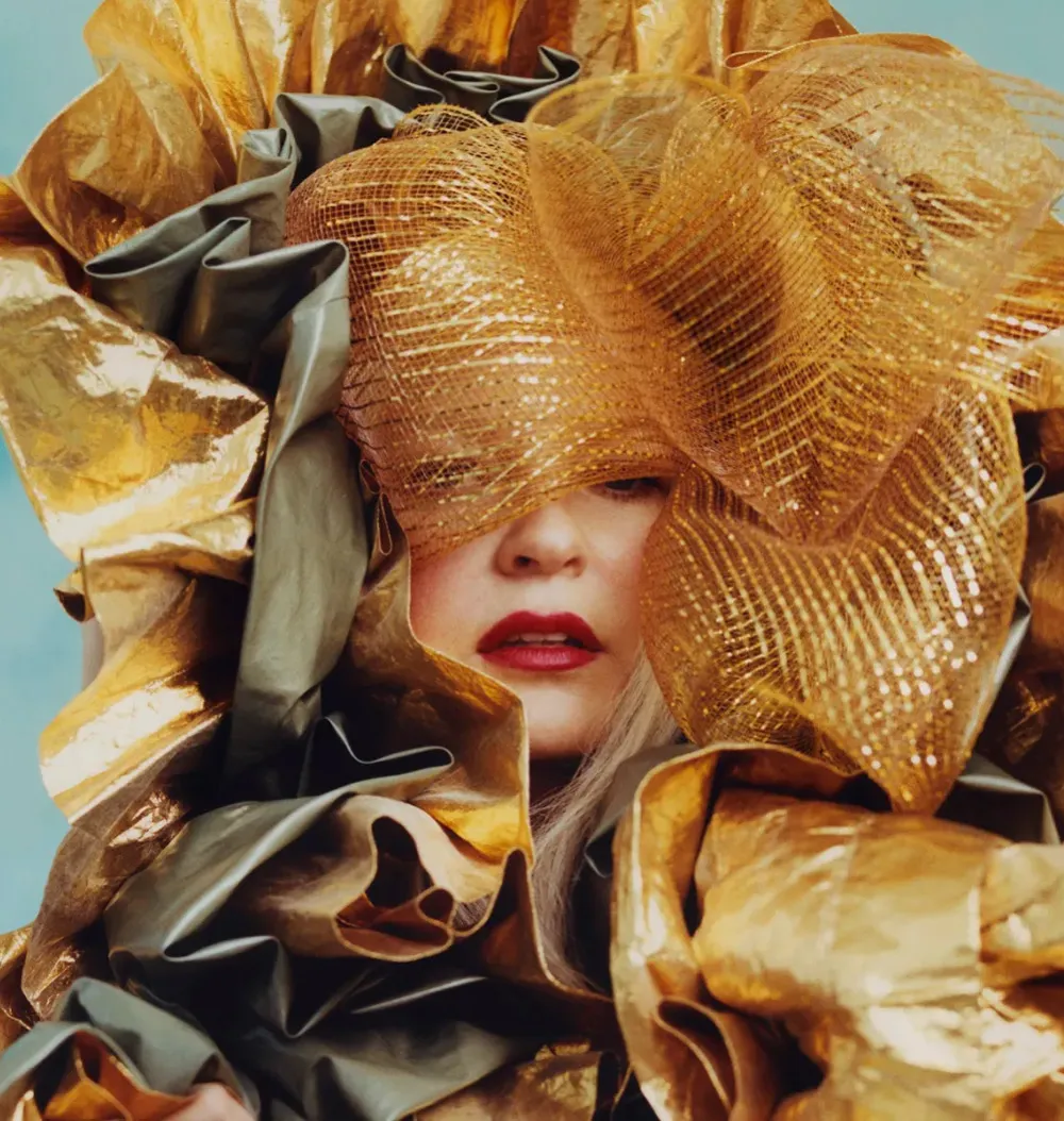 파일:Sia_gold dress photoshoot.jpg