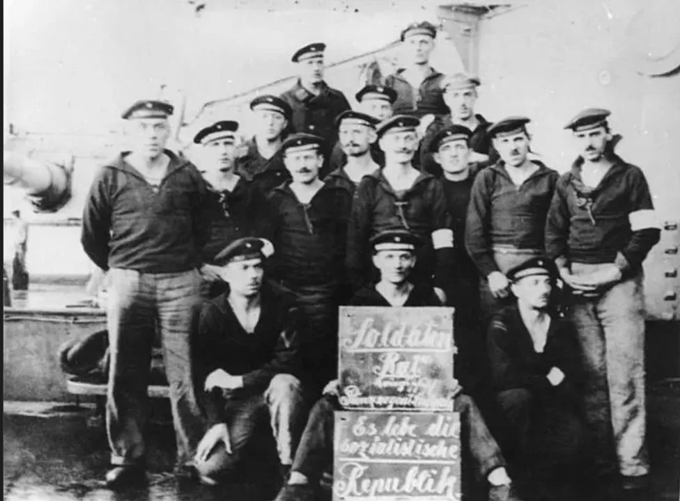 파일:external/upload.wikimedia.org/640px-Bundesarchiv_Bild_183-J0908-0600-002%2C_Novemberrevolution%2C_Matrosenaufstand.jpg