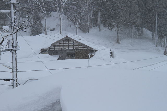 파일:external/upload.wikimedia.org/640px-House_buried_under_snow%2C_Koshirakura%2C_T%C5%8Dkamachi%2C_Niigata.jpg