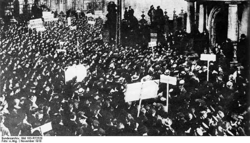 파일:external/upload.wikimedia.org/Bundesarchiv_Bild_183-R72520%2C_Kiel%2C_Novemberrevolution%2C_Matrosenaufstand.jpg