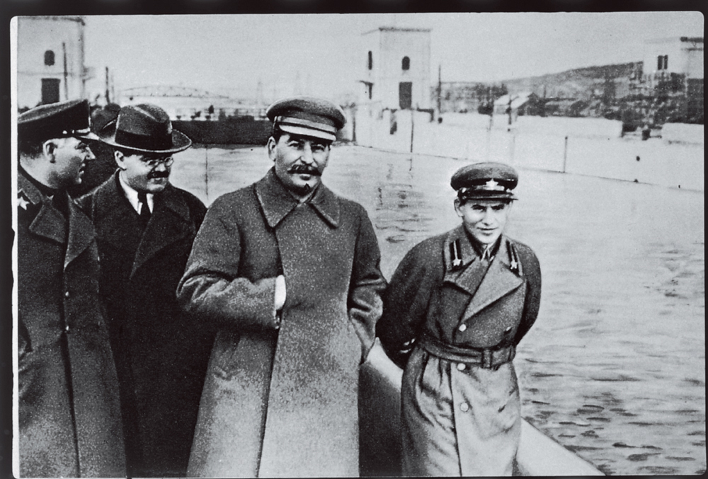 파일:external/upload.wikimedia.org/Voroshilov%2C_Molotov%2C_Stalin%2C_with_Nikolai_Yezhov.jpg