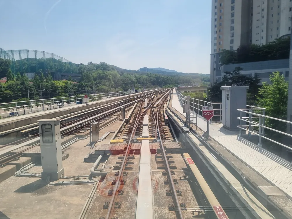 파일:에버라인 기흥역 출발분기기 반위.jpg