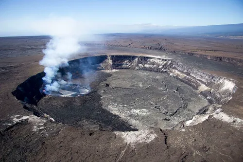 파일:Halemaʻumaʻu_USGS_MultimediaFile-1547.jpg
