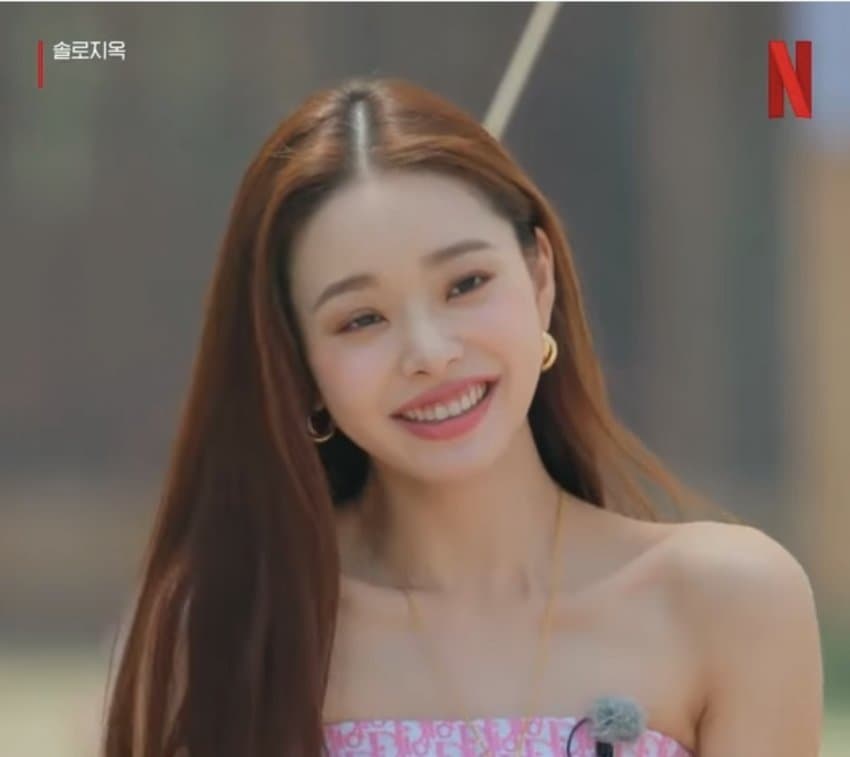 파일:송지아 디올 가품 튜브 탑1.jpg