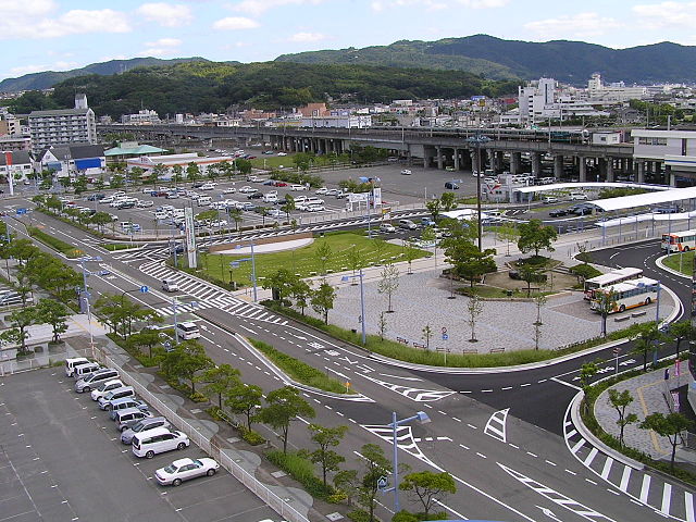 파일:external/upload.wikimedia.org/640px-The_plaza_in_front_of_JR_Kojima_Station.jpg