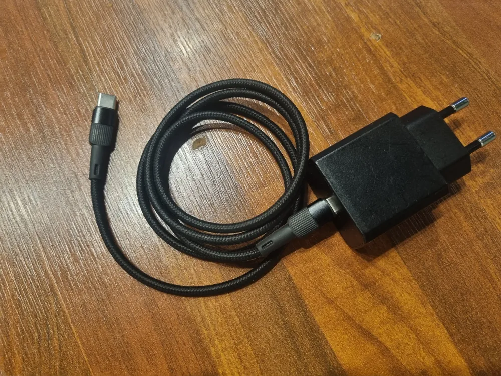 파일:25W 다이소 충전기.jpg