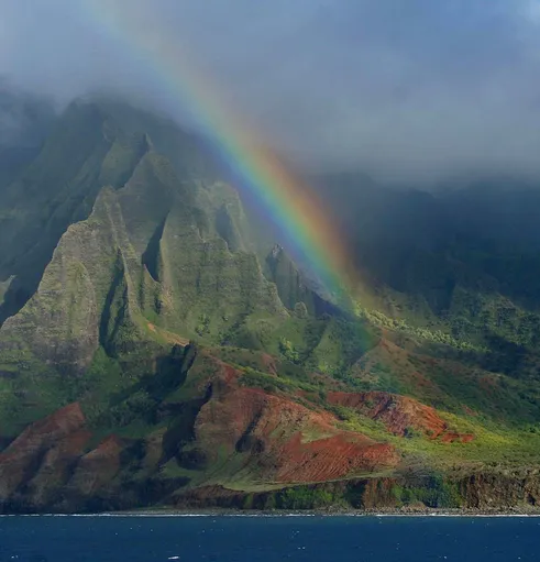 파일:A_rainbow_over_the_mountains_off_the_coast_of_the_Big_Island_of_Hawaii.jpg