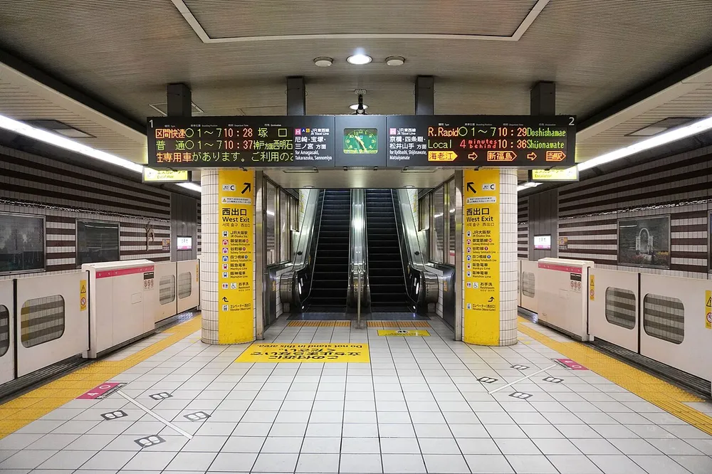 파일:JR_West_Kitashinchi_Station_Platform.jpg