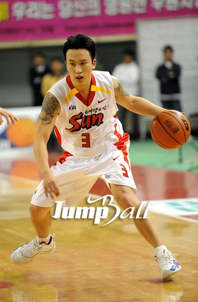 파일:/image/065/2008/11/01/081101jumpballmain2_0.jpg