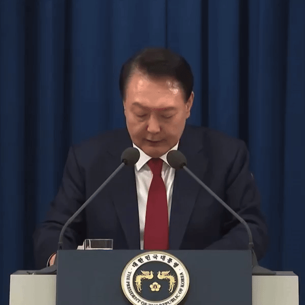파일:윤석열 2024년 비상계엄 발령 발표.gif