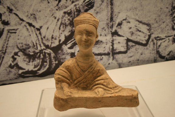 파일:external/upload.wikimedia.org/Eastern_Han_guqin_player%2C_pottery_from_Pengshan.jpg