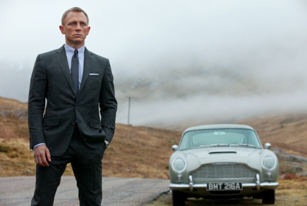 파일:external/www.teamvvv.com/Skyfall_Daniel_Craig_with_Aston_Martin_DB5_BMT216A_in_Scotland_car.jpg