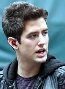 파일:external/upload.wikimedia.org/220px-Logan_Henderson_BTR_Paparazzo.jpg