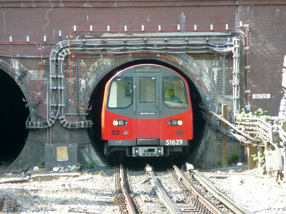 파일:external/upload.wikimedia.org/Why_London_Underground_is_nicknamed_The_Tube.jpg