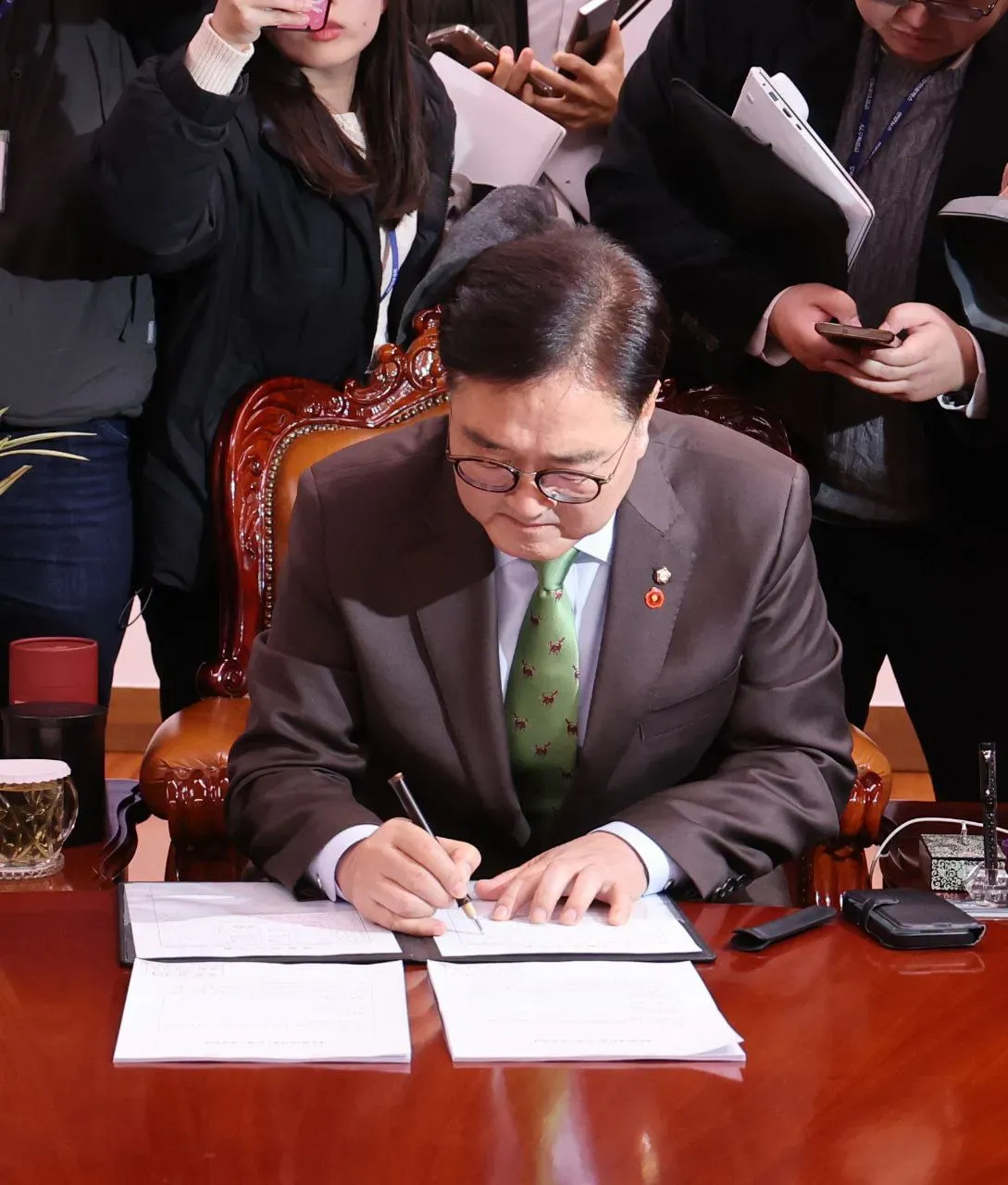 파일:우원식 의장, ‘대통령(윤석열) 탄핵소추의결서’ 결재.webp