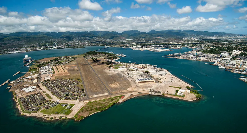 파일:1280px-Aerial_view_of_Ford_Island_Pearl_Harbor_2013.jpg