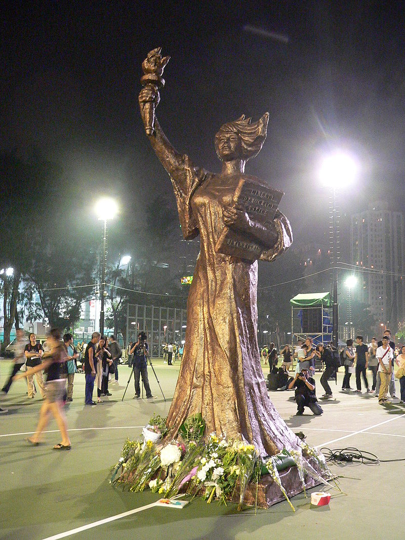 파일:external/upload.wikimedia.org/800px-Goddess_of_Democracy_HK_20100604.jpg