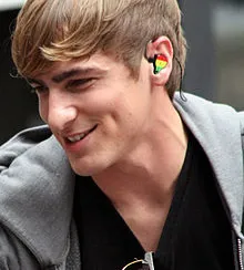 파일:external/upload.wikimedia.org/220px-Kendall_Schmidt_BTR_Paparazzo.jpg