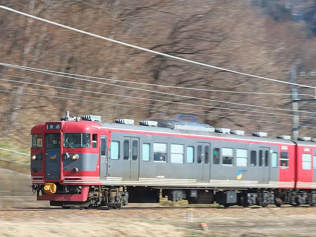 파일:external/upload.wikimedia.org/640px-Shinano-Railway-Series-115.jpg