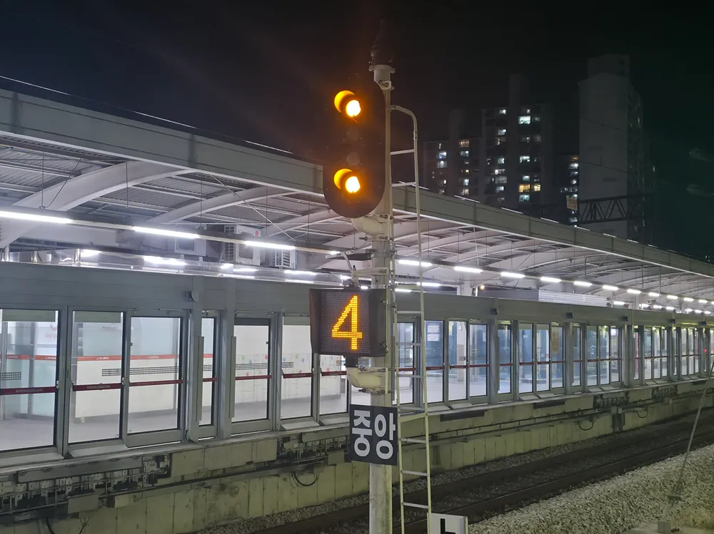 파일:상봉역 장내진로예고기 4번선 25 YY.jpg