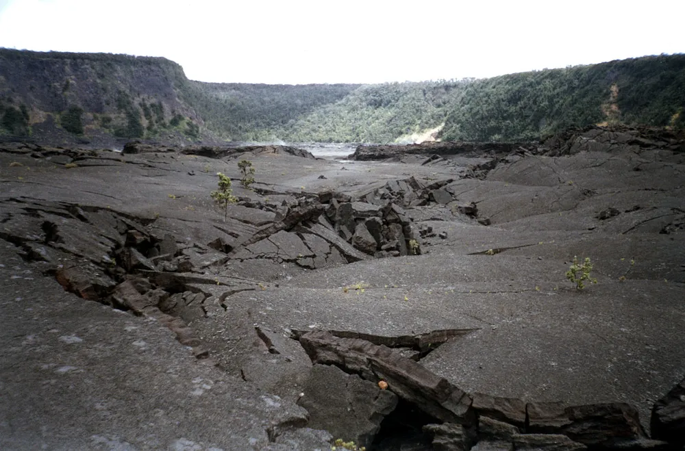 파일:1280px-2002_hawaii_kilauea_iki_crater_floor.jpg